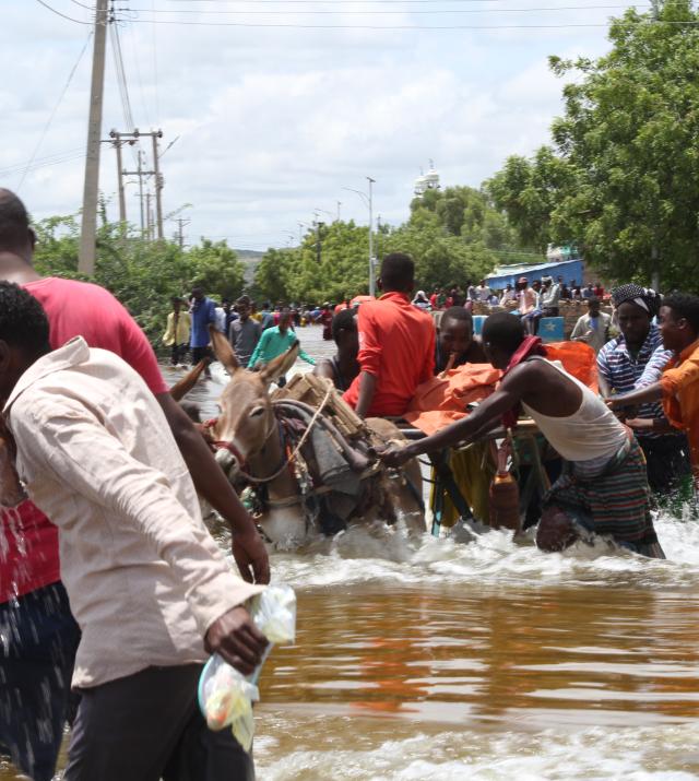 Residents of Baladweyne affected by the floods escaping on donkey cart